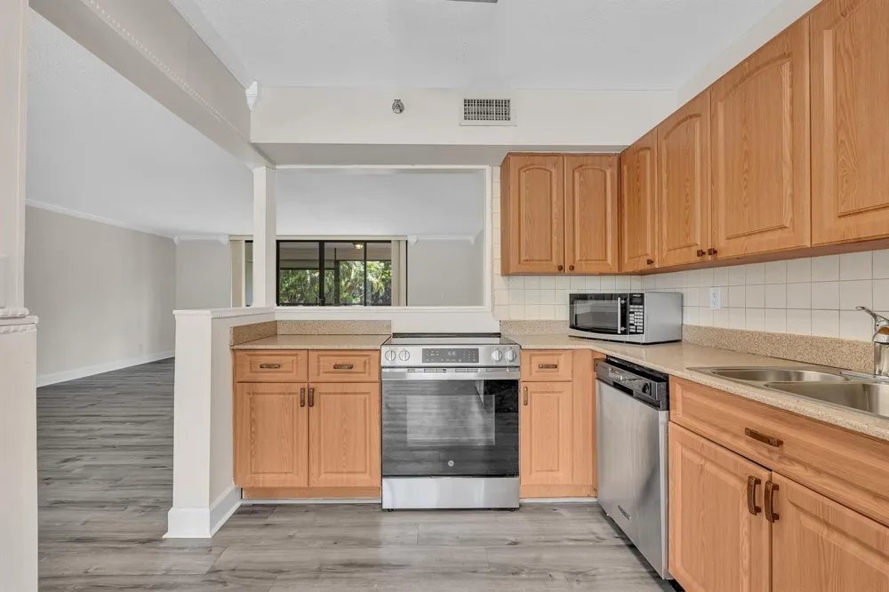 7564 REGENCY LAKE DRIVE #202 Boca Raton, FL 33433