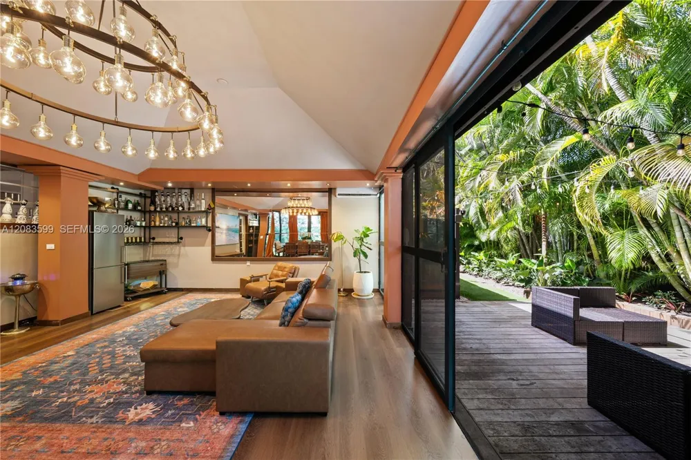 238 E San Marino Dr Miami Beach, FL 33139