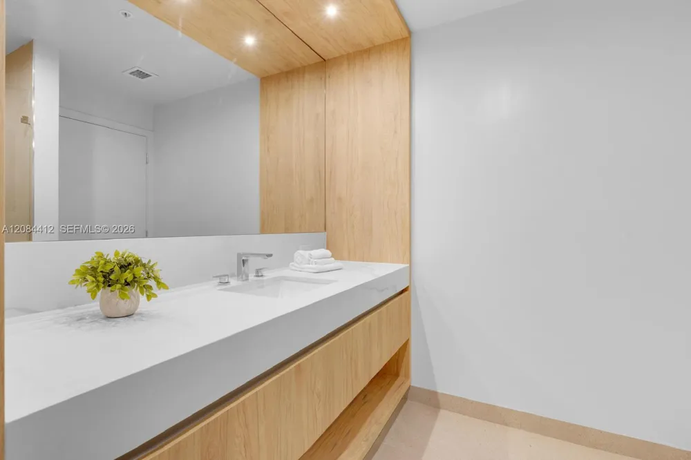 11 NE 6th St #1503 Miami, FL 33132