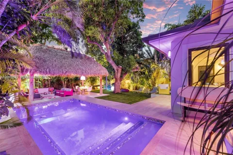 8818 Carlyle Ave