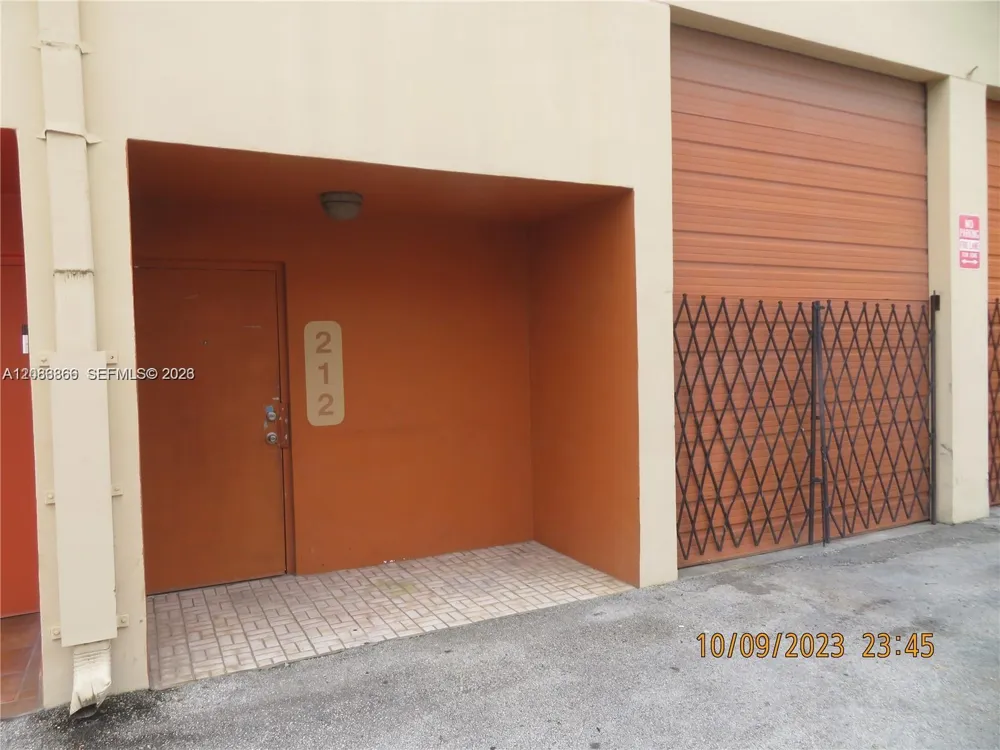 2450 W 82nd St #212 Hialeah, FL 33016