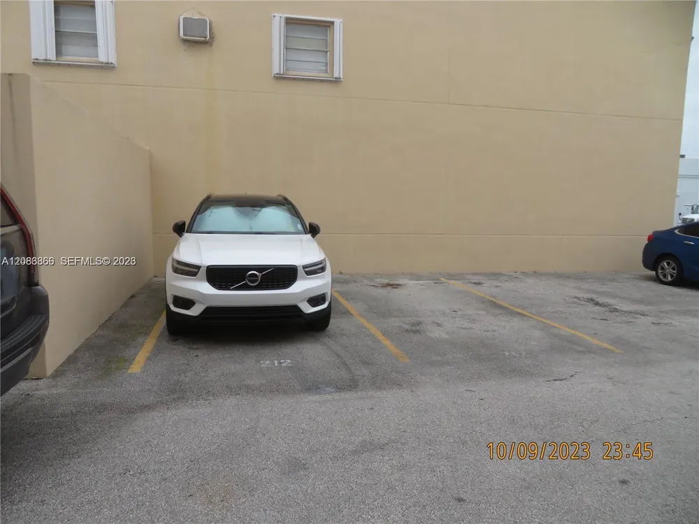 2450 W 82nd St #212 Hialeah, FL 33016