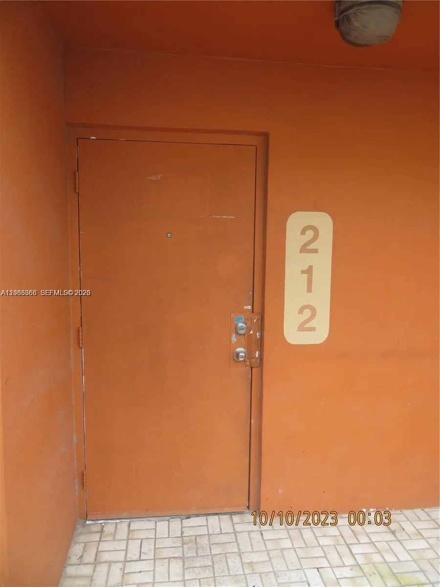 2450 W 82nd St #212 Hialeah, FL 33016