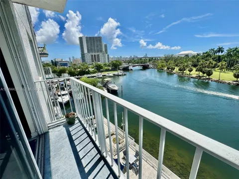 1740 NW N River Dr #516