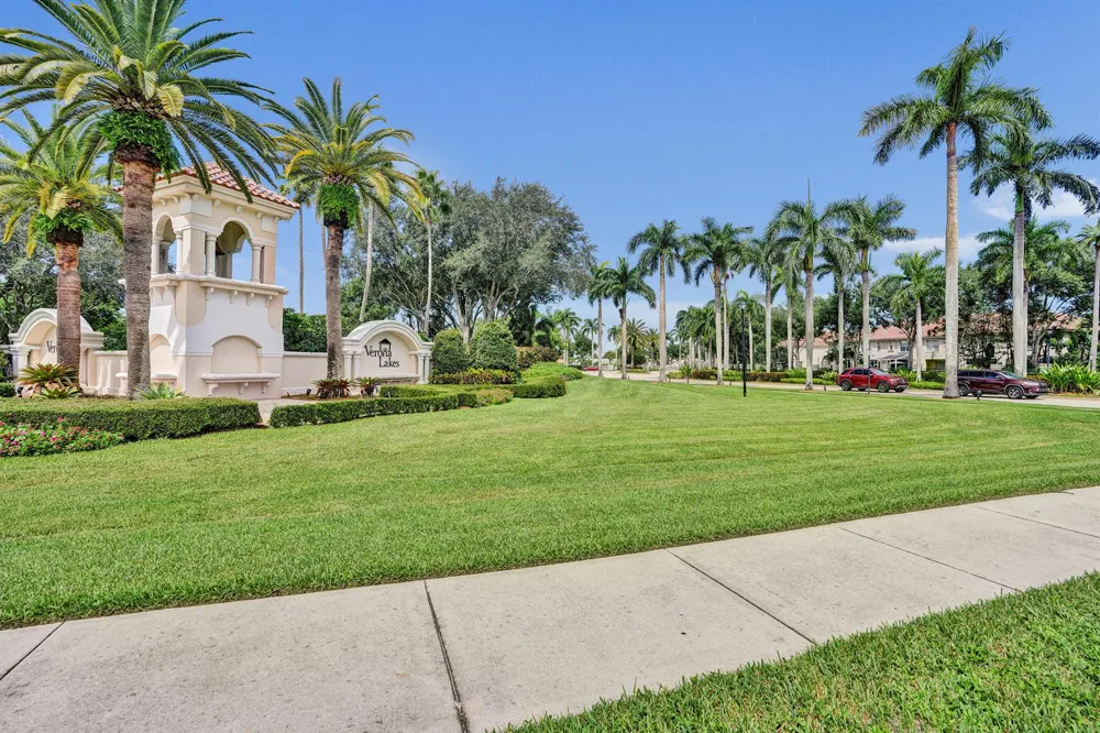 8055 BELLAGIO LANE Boynton Beach, FL 33472