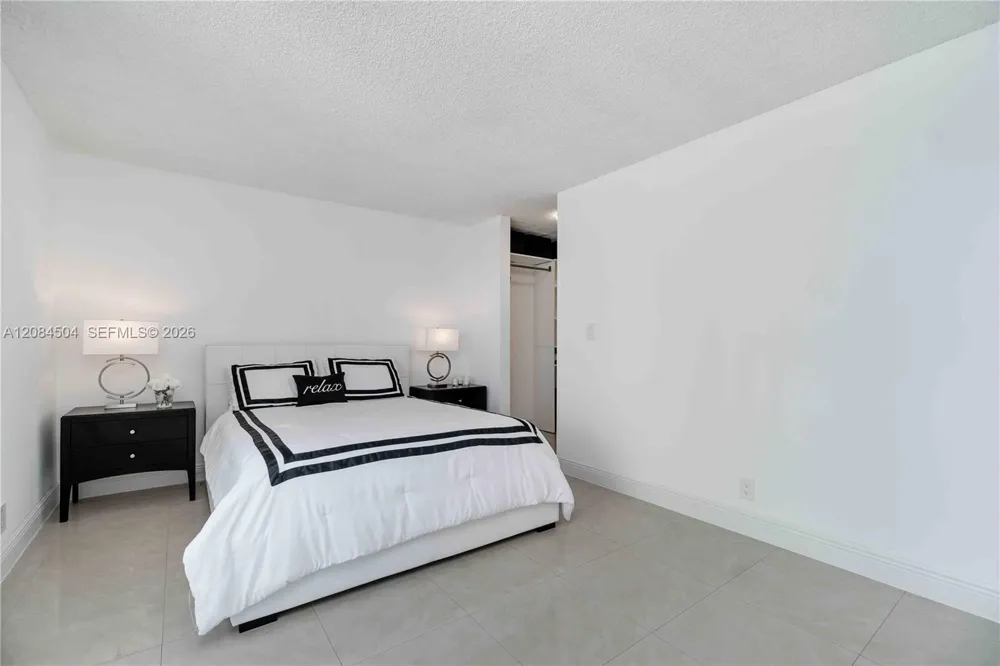 2401 Collins Ave #1112 Miami Beach, FL 33140