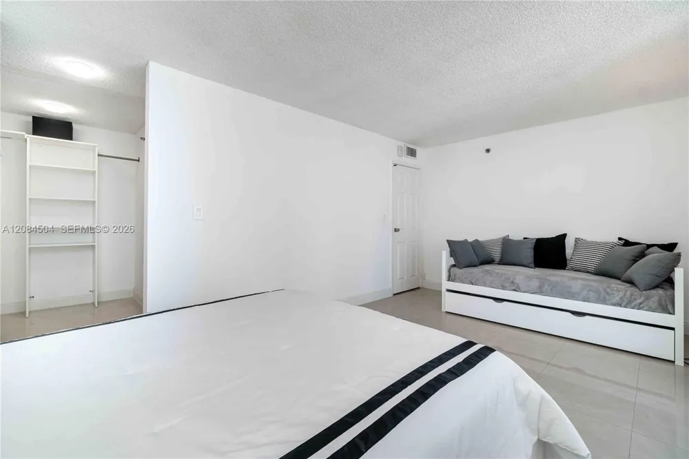 2401 Collins Ave #1112 Miami Beach, FL 33140