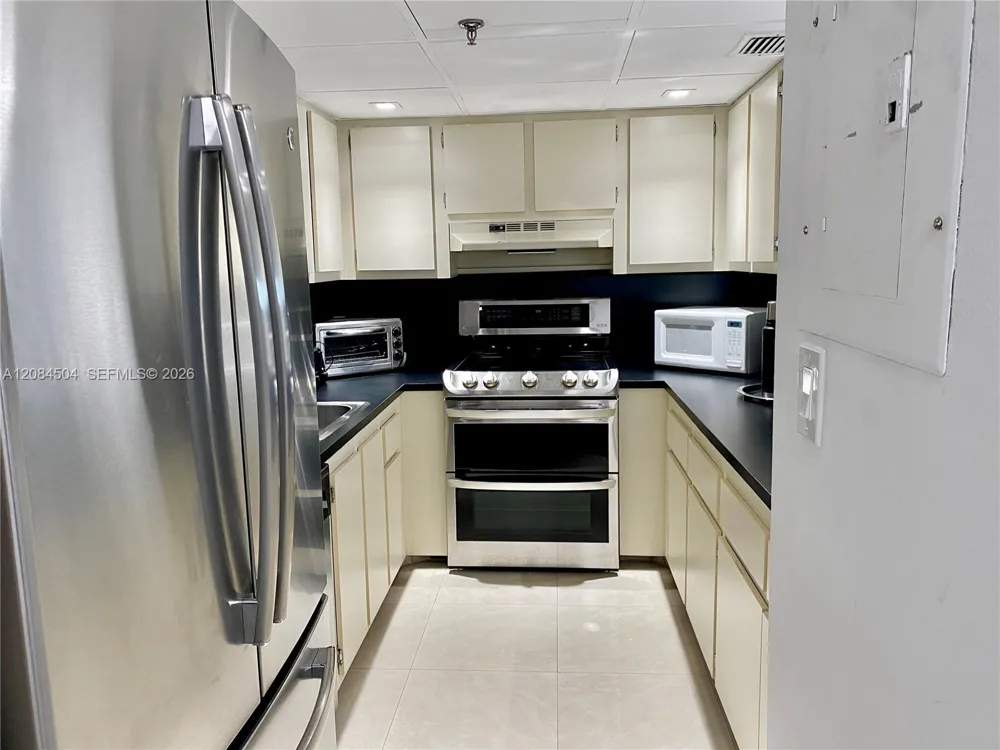 2401 Collins Ave #1112 Miami Beach, FL 33140