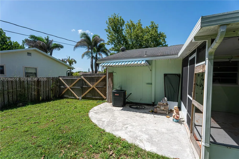 618 SW Ray Ave Port St. Lucie, FL 34983