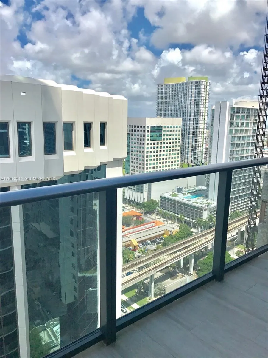 55 SW 9th St #2807 Miami, FL 33130