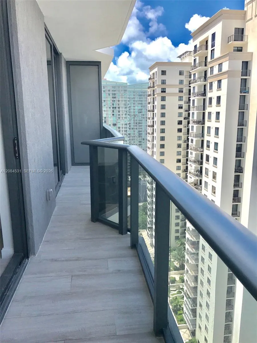 55 SW 9th St #2807 Miami, FL 33130