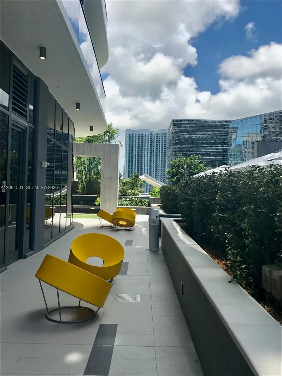 55 SW 9th St #2807 Miami, FL 33130