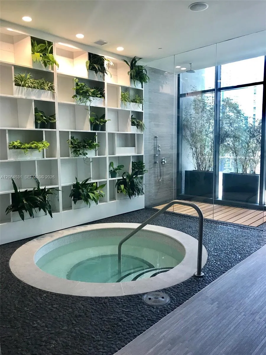55 SW 9th St #2807 Miami, FL 33130