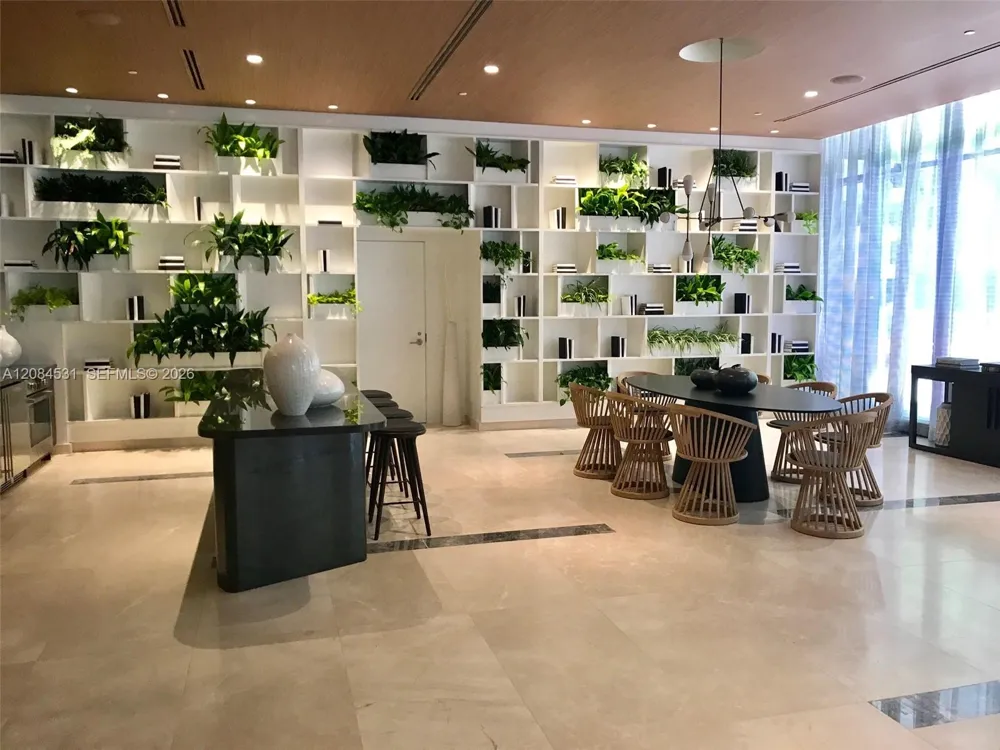 55 SW 9th St #2807 Miami, FL 33130