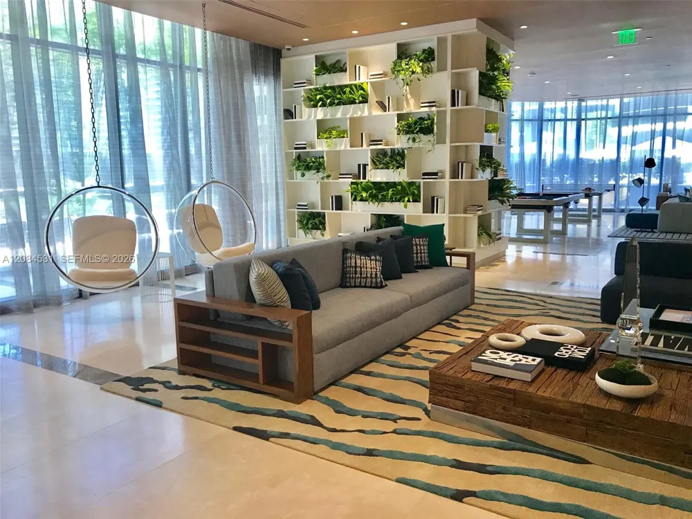 55 SW 9th St #2807 Miami, FL 33130