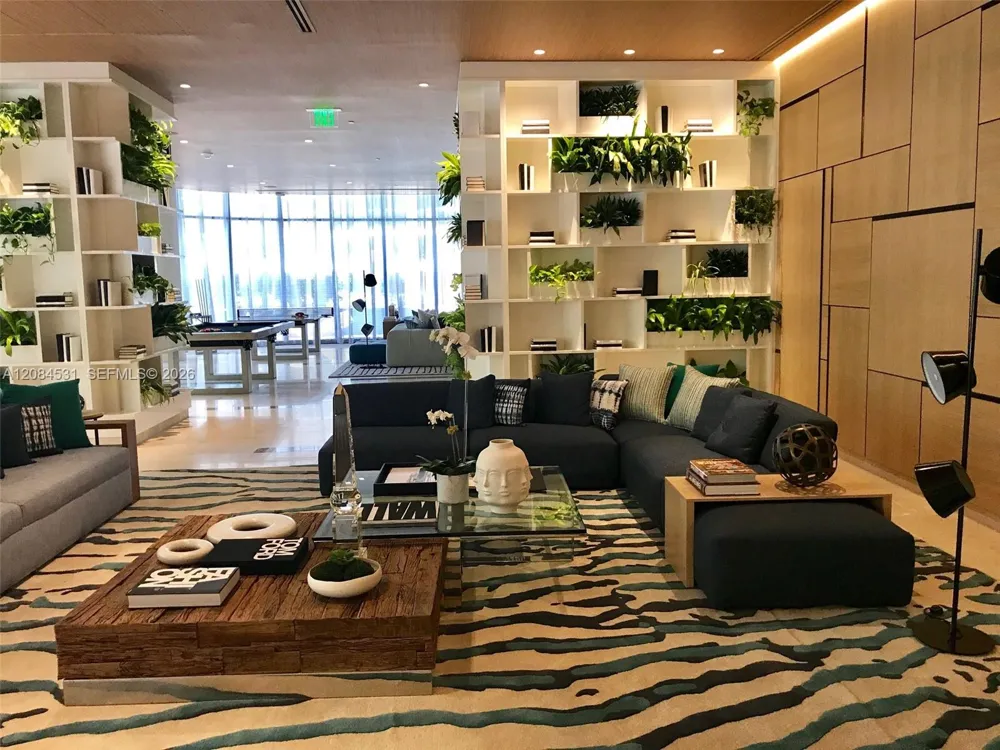 55 SW 9th St #2807 Miami, FL 33130