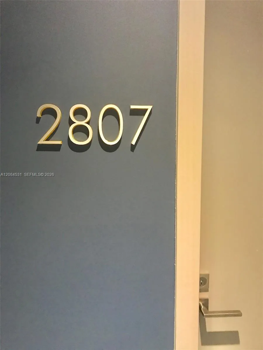 55 SW 9th St #2807 Miami, FL 33130