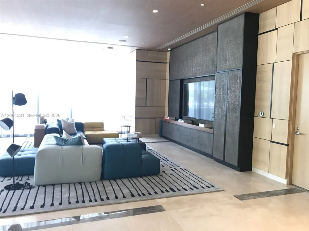 55 SW 9th St #2807 Miami, FL 33130