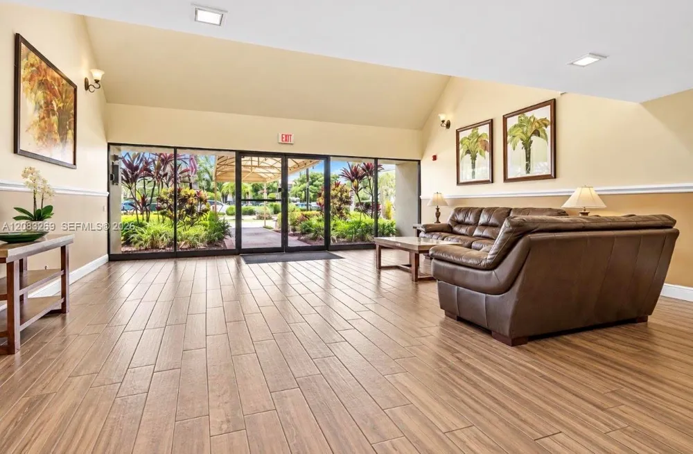 220 Lakeview Dr #101 Weston, FL 33326