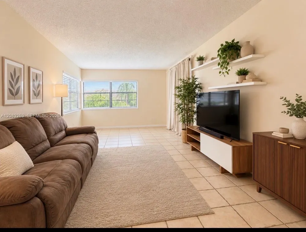 220 Lakeview Dr #101 Weston, FL 33326