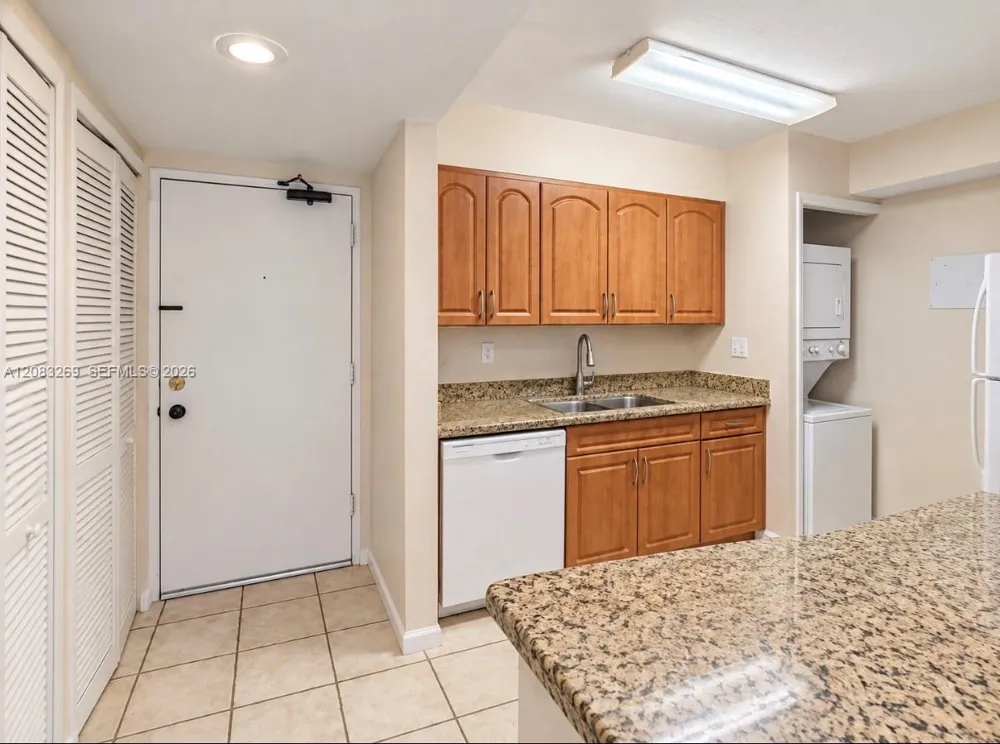 220 Lakeview Dr #101 Weston, FL 33326