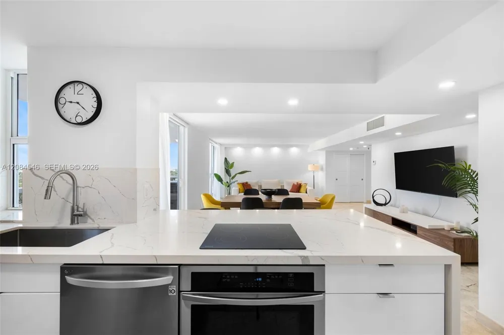 2401 Collins Ave #1508 Miami Beach, FL 33140
