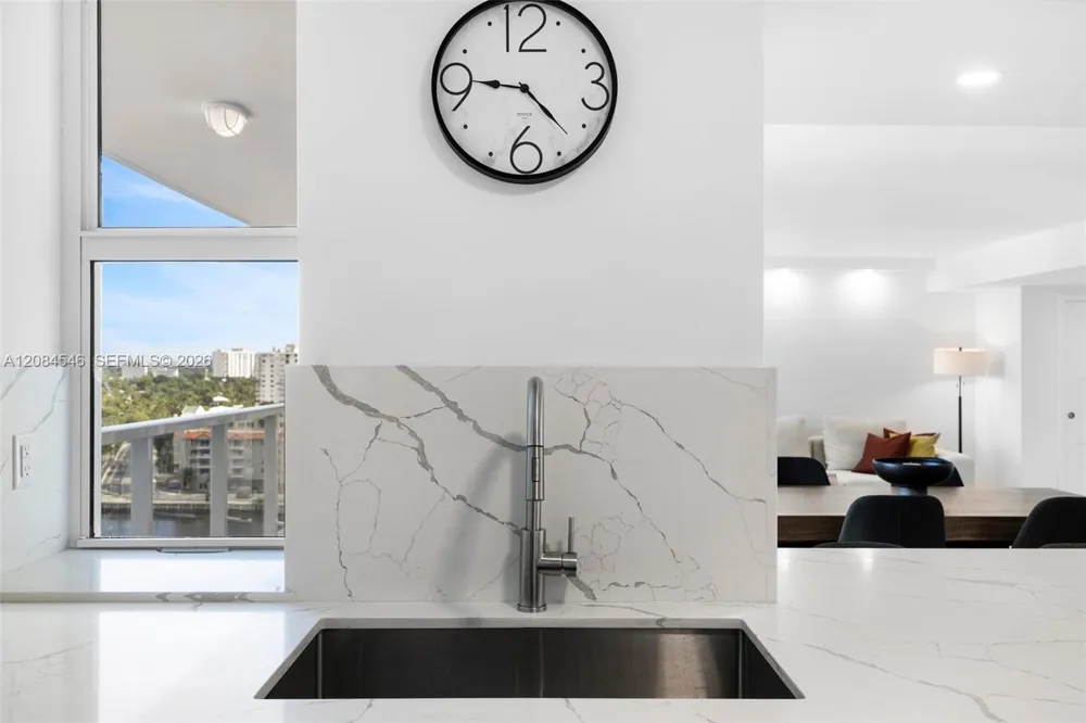 2401 Collins Ave #1508 Miami Beach, FL 33140