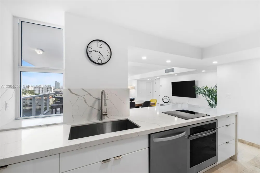2401 Collins Ave #1508 Miami Beach, FL 33140