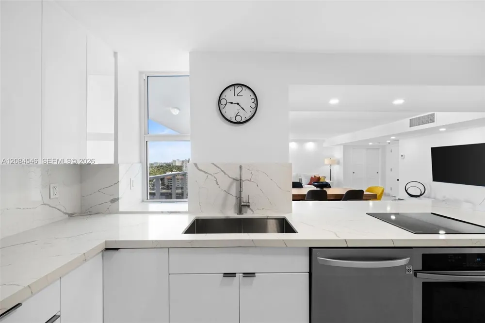 2401 Collins Ave #1508 Miami Beach, FL 33140