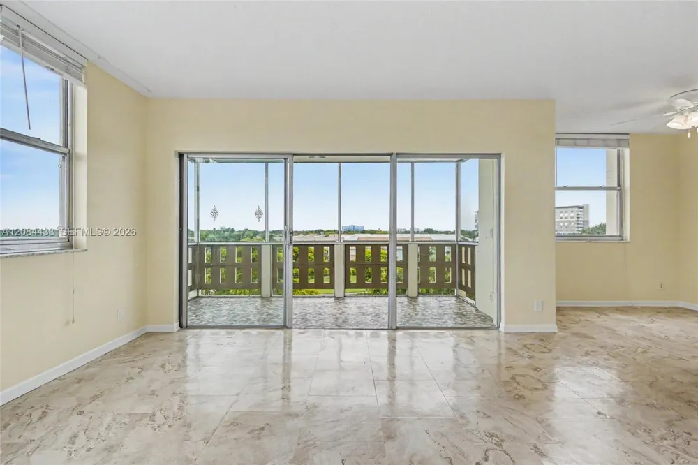 4330 Hillcrest Dr #520 Hollywood, FL 33021