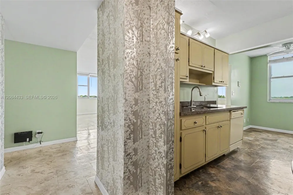 4330 Hillcrest Dr #520 Hollywood, FL 33021