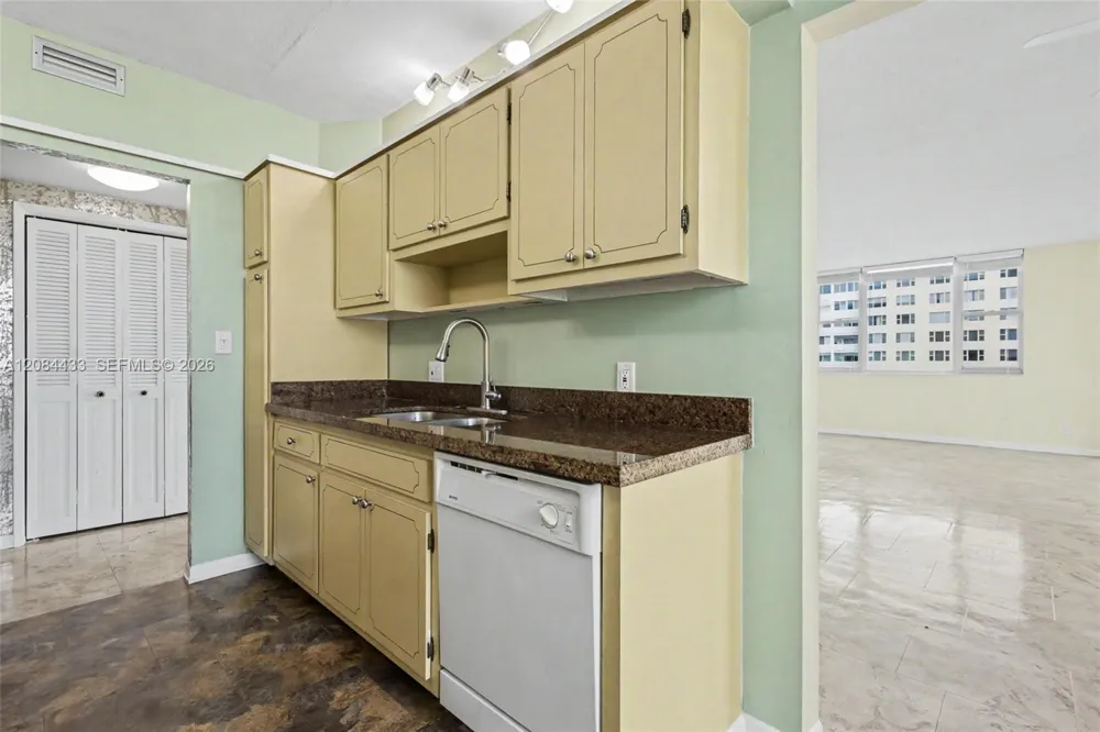 4330 Hillcrest Dr #520 Hollywood, FL 33021