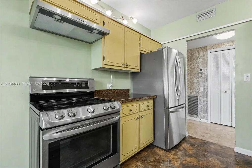 4330 Hillcrest Dr #520 Hollywood, FL 33021