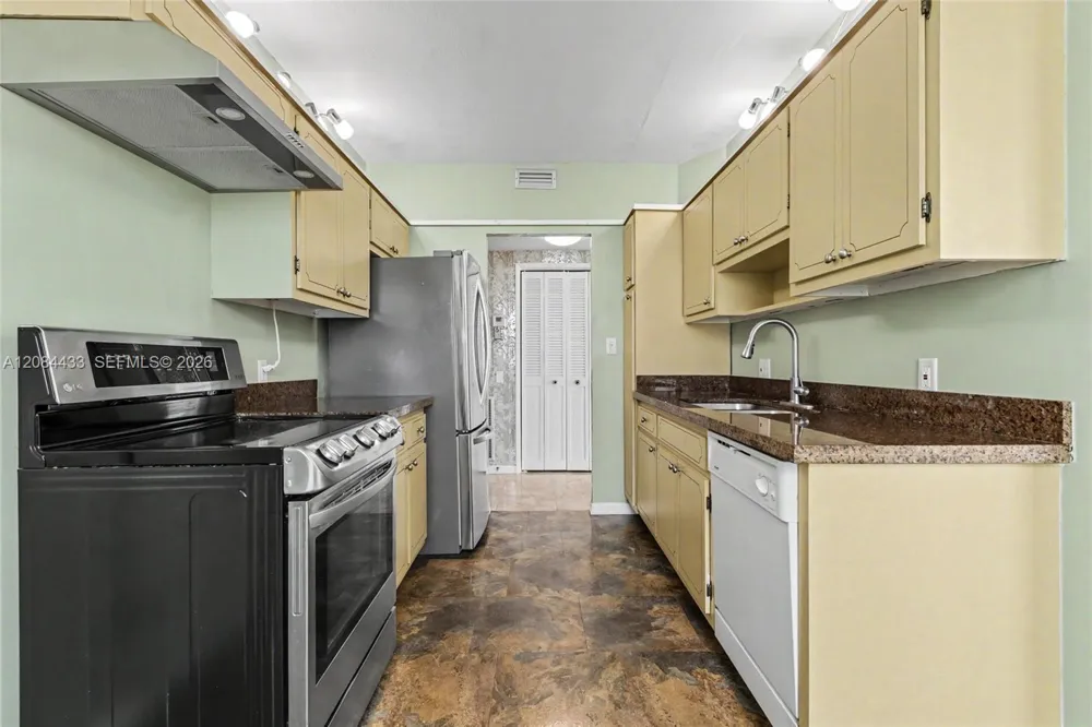 4330 Hillcrest Dr #520 Hollywood, FL 33021