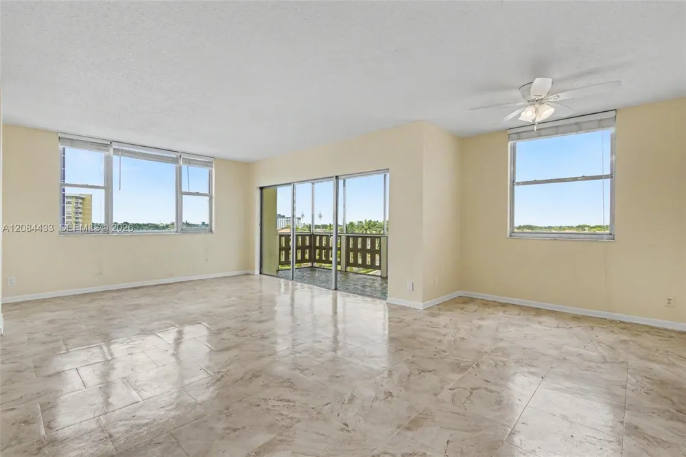 4330 Hillcrest Dr #520 Hollywood, FL 33021
