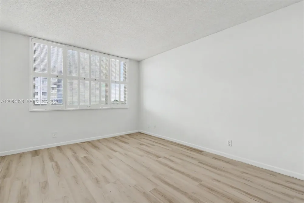 4330 Hillcrest Dr #520 Hollywood, FL 33021