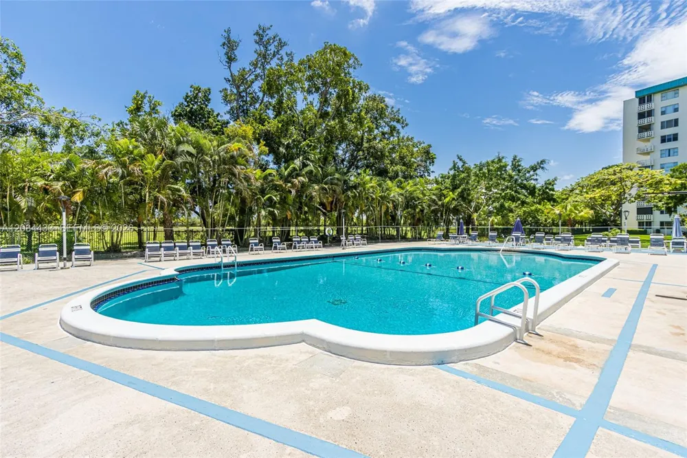 4330 Hillcrest Dr #520 Hollywood, FL 33021