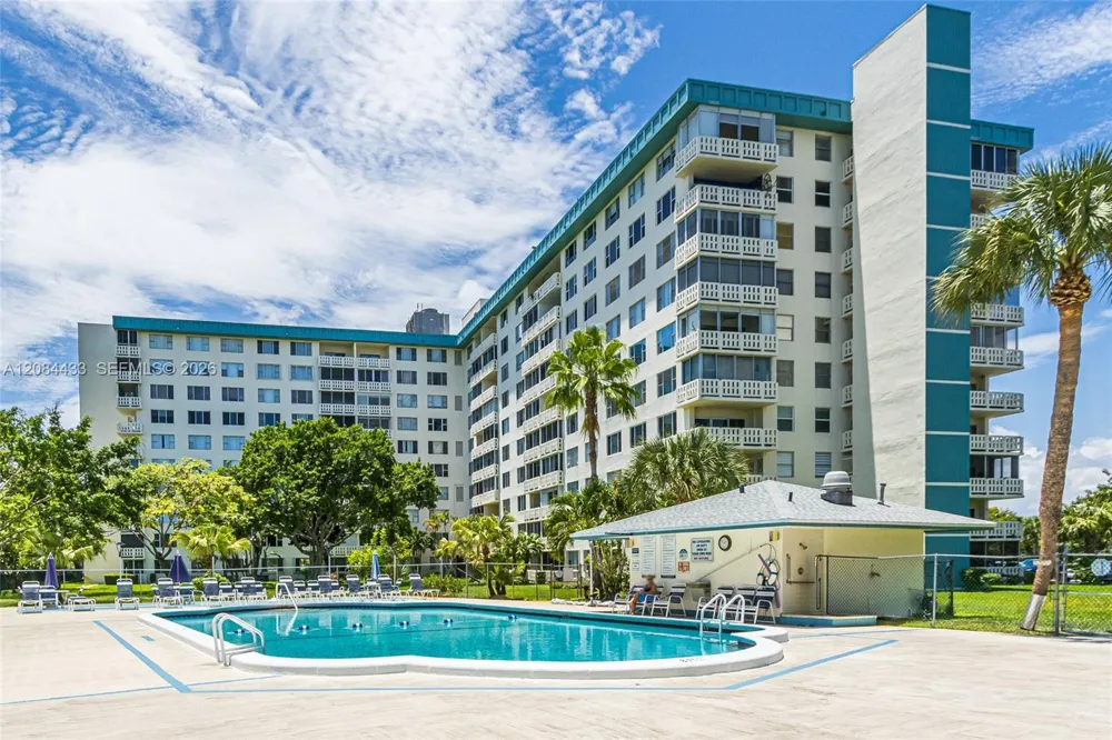 4330 Hillcrest Dr #520 Hollywood, FL 33021