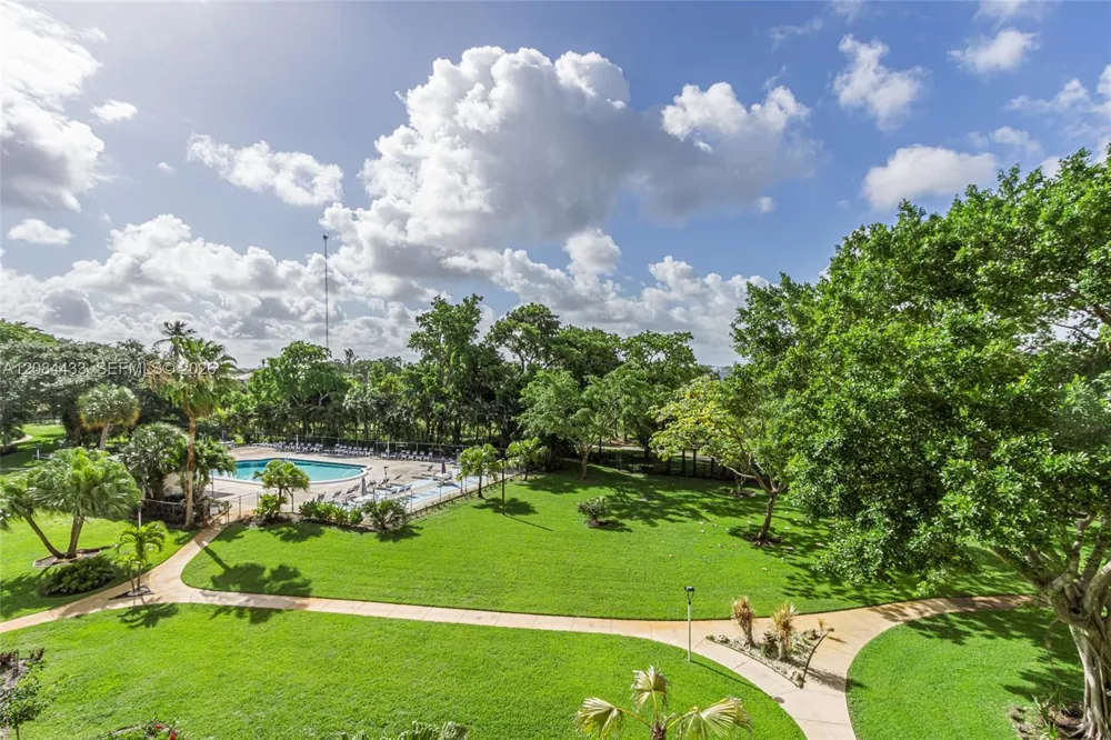 4330 Hillcrest Dr #520 Hollywood, FL 33021