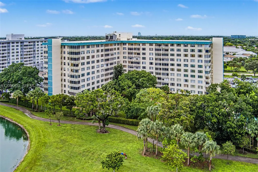 4330 Hillcrest Dr #520 Hollywood, FL 33021