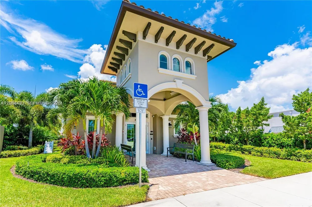 4330 Hillcrest Dr #520 Hollywood, FL 33021