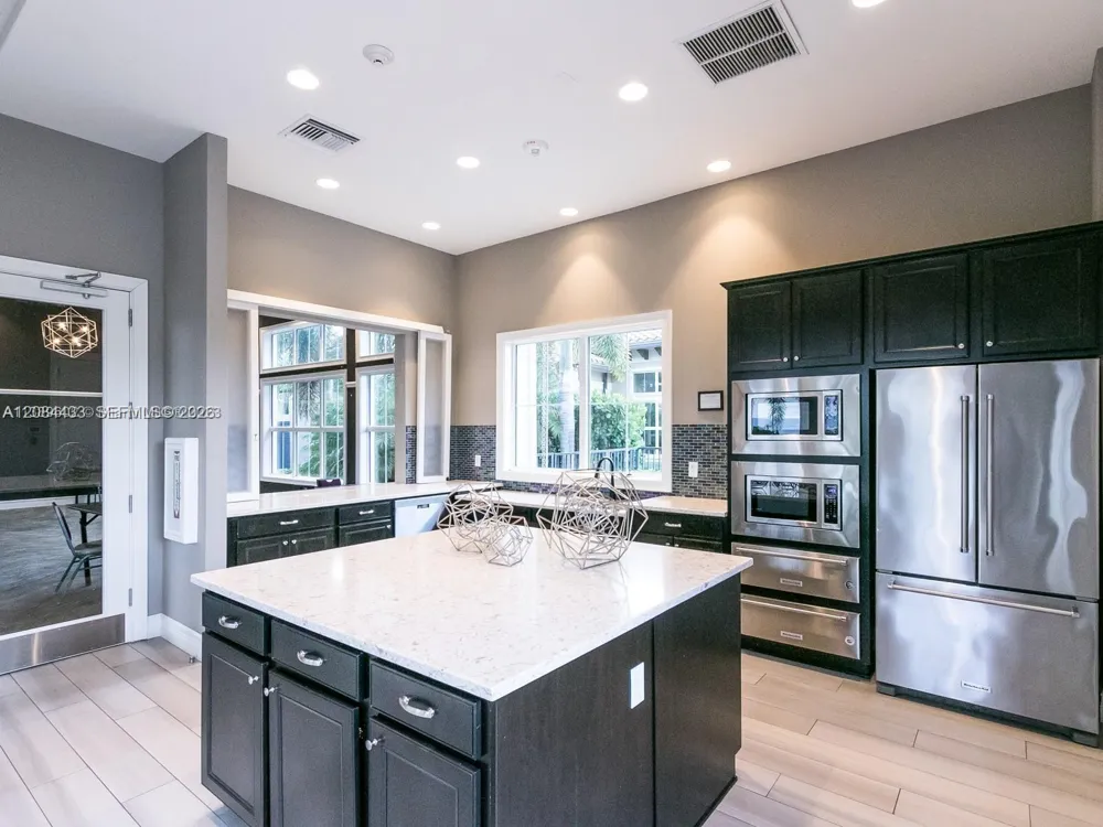 4330 Hillcrest Dr #520 Hollywood, FL 33021