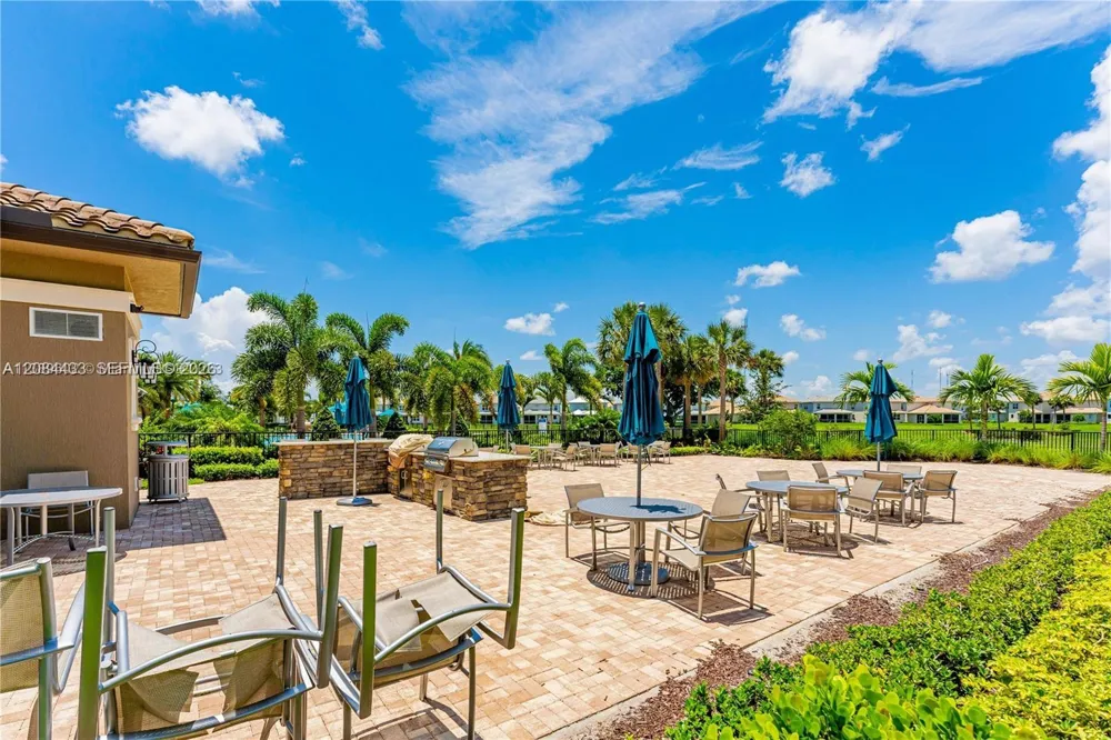 4330 Hillcrest Dr #520 Hollywood, FL 33021