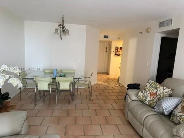2401 Collins Ave #610 Miami Beach, FL 33140