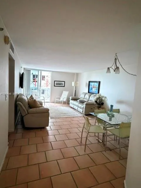 2401 Collins Ave #610 Miami Beach, FL 33140