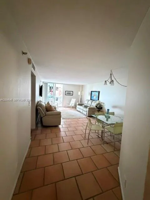 2401 Collins Ave #610 Miami Beach, FL 33140