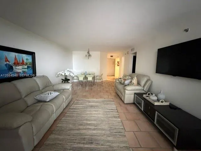 2401 Collins Ave #610 Miami Beach, FL 33140
