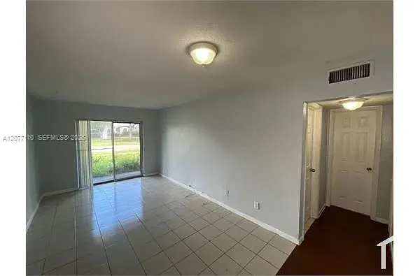 3380 NW 30th St #24 Lauderdale Lakes, FL 33311