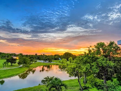 3980 Oaks Clubhouse Dr #409