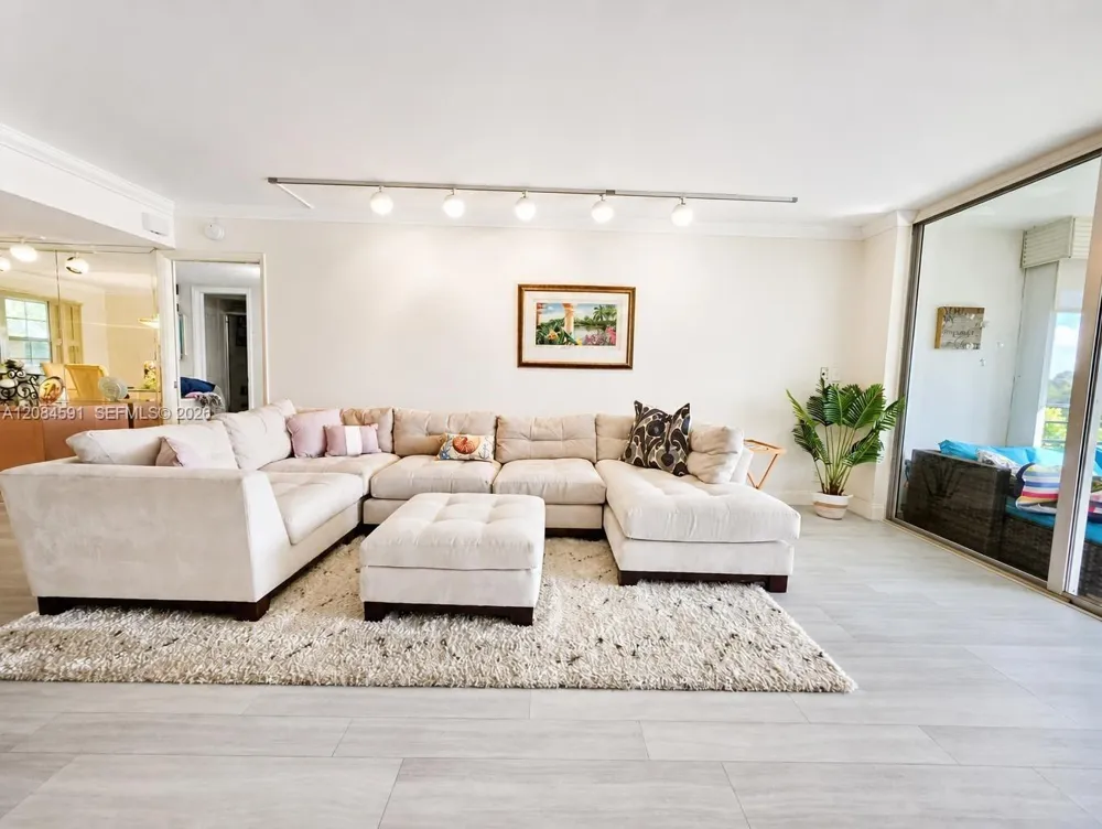 3980 Oaks Clubhouse Dr #409 Pompano Beach, FL 33069
